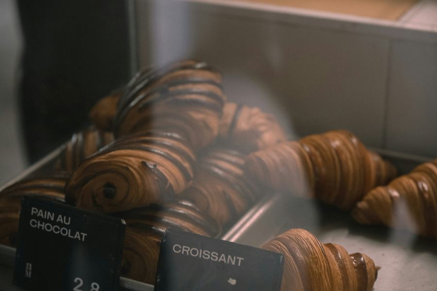 Pains au chocolat en vitrine — Maison Blé d'Or