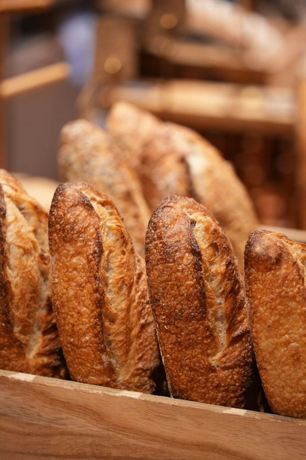 Baguettes fraîches en caisse — Maison Blé d'Or