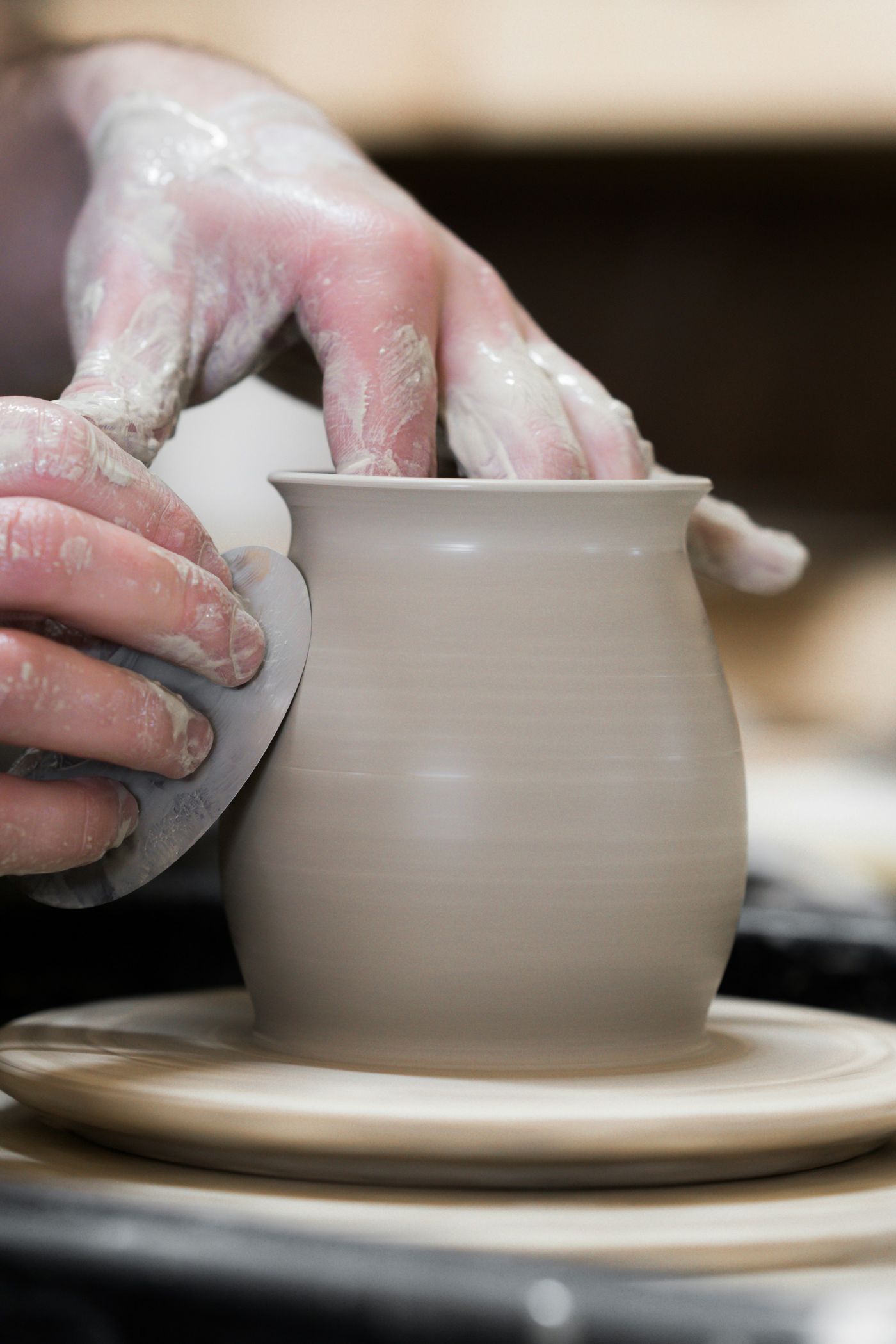 Façonnage d'un vase en argile blanche