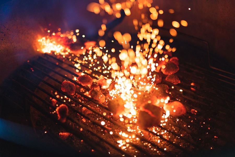 Braise et flammes sur le grill — La Braise Mobile