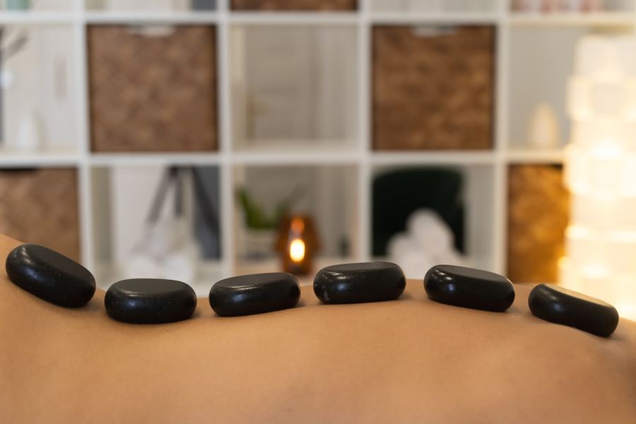 Ambiance zen avec pierres chaudes et lampe de sel