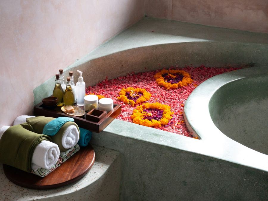 Rituel bien-être, pétales et huiles essentielles