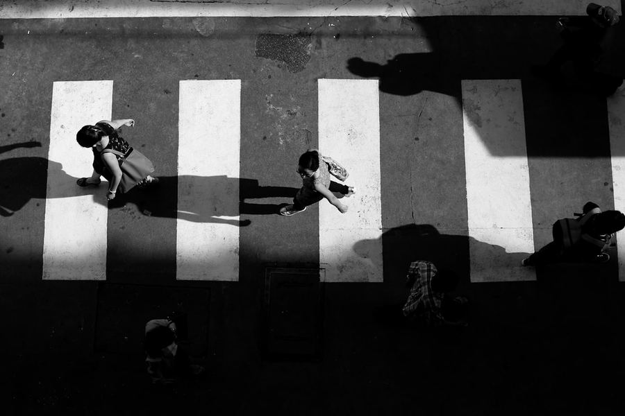 Passage piéton vu du dessus, ombres marquées