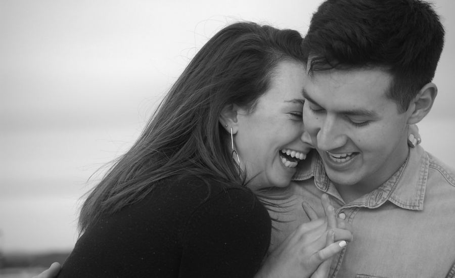 Couple riant, portrait noir et blanc