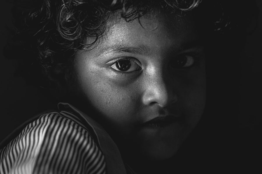 Portrait d'enfant en noir et blanc