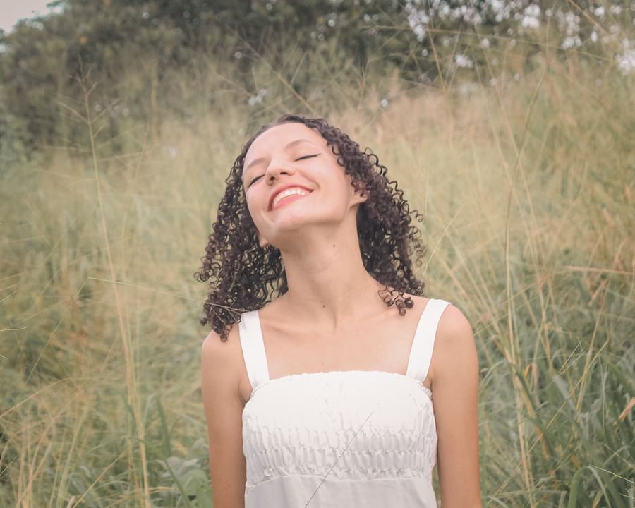 Portrait souriant en lumière naturelle