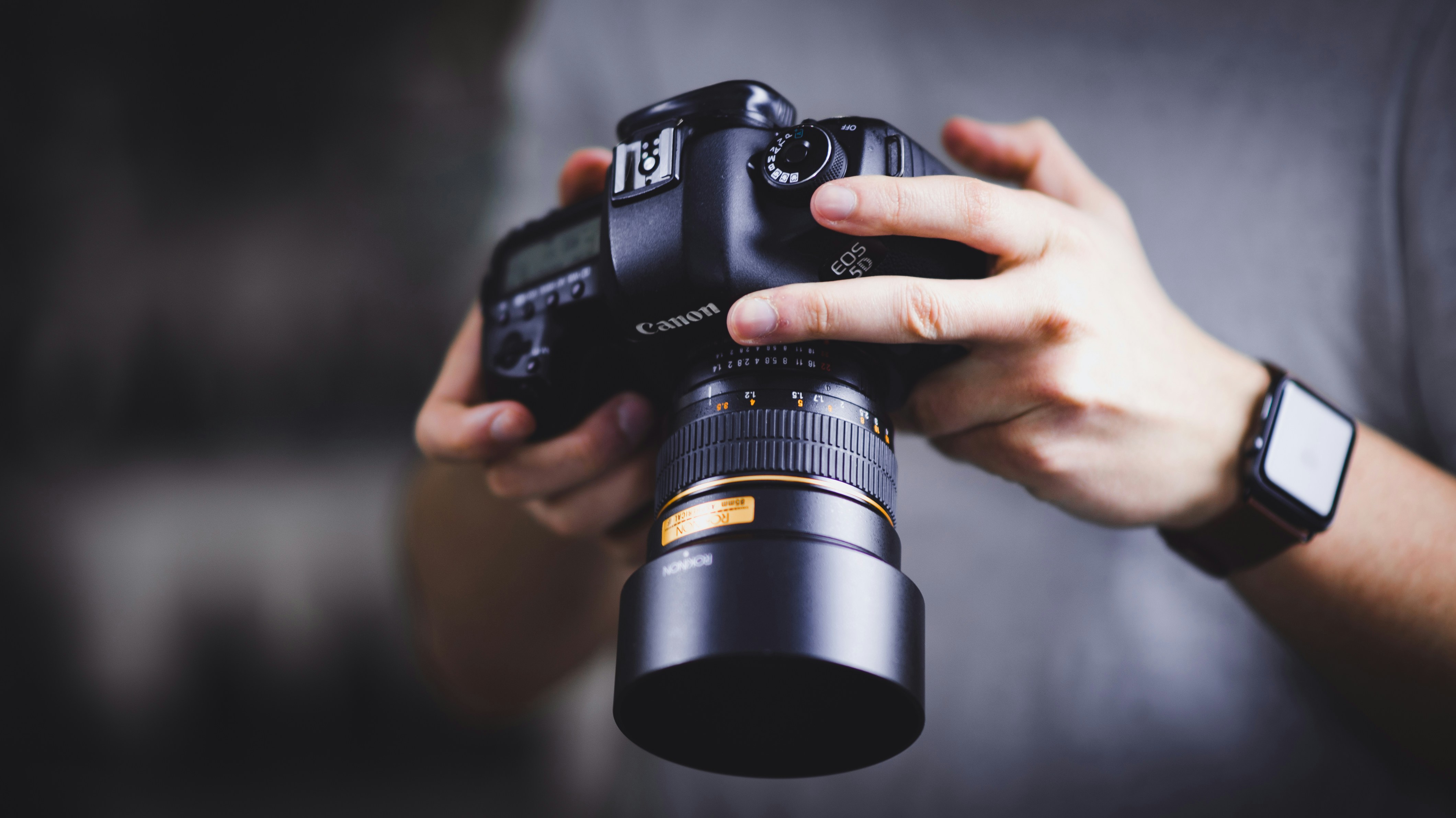 Photographe tenant un appareil Canon EOS 5D