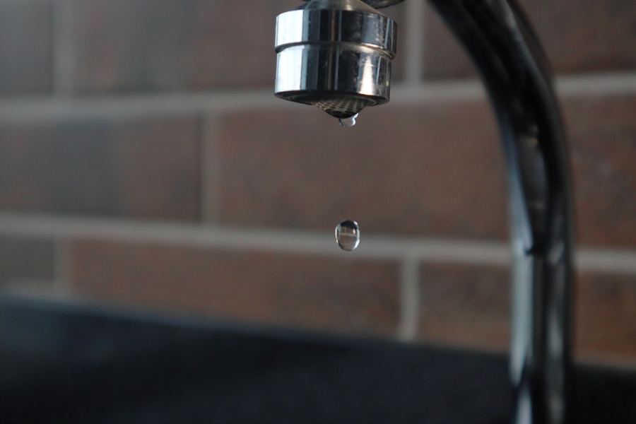 Goutte d'eau suspendue à un robinet