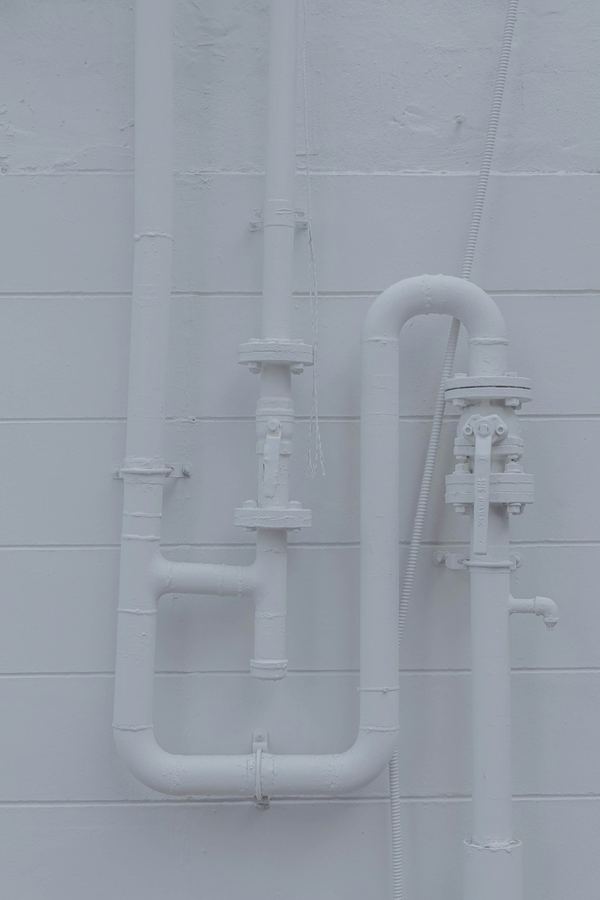 Tuyaux blancs sur un mur