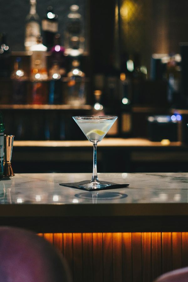 Cocktail au bar, ambiance tamisée
