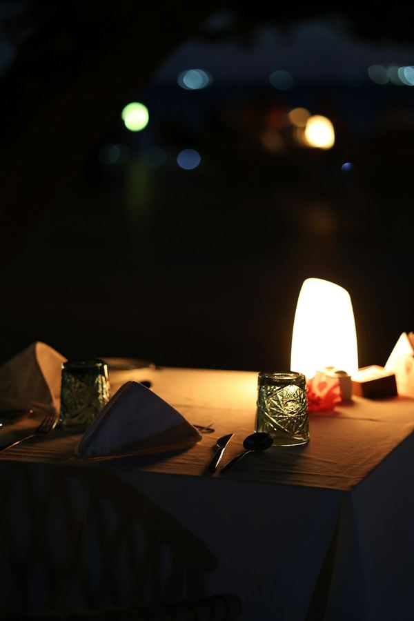 Table dressée en soirée, bougies