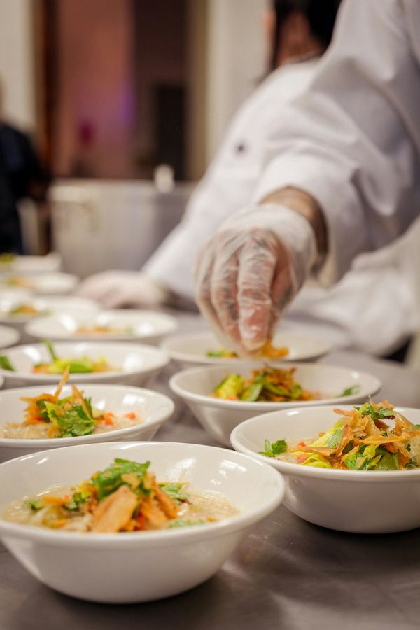 Chef en cuisine, dressage des assiettes